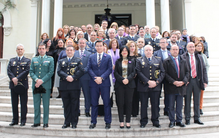 Instituciones, asociaciones, entidades y ciudadana asisten en la Subdelegacin a la conmemoracin del Da Internacional de la Eliminacin de la Violencia contra la Mujer